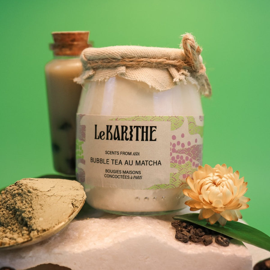 Bougie parfumée aux senteurs de bubble tea au matcha (thé vert japonais), aux ingrédients sains et simples, présentées sur fond vert.
