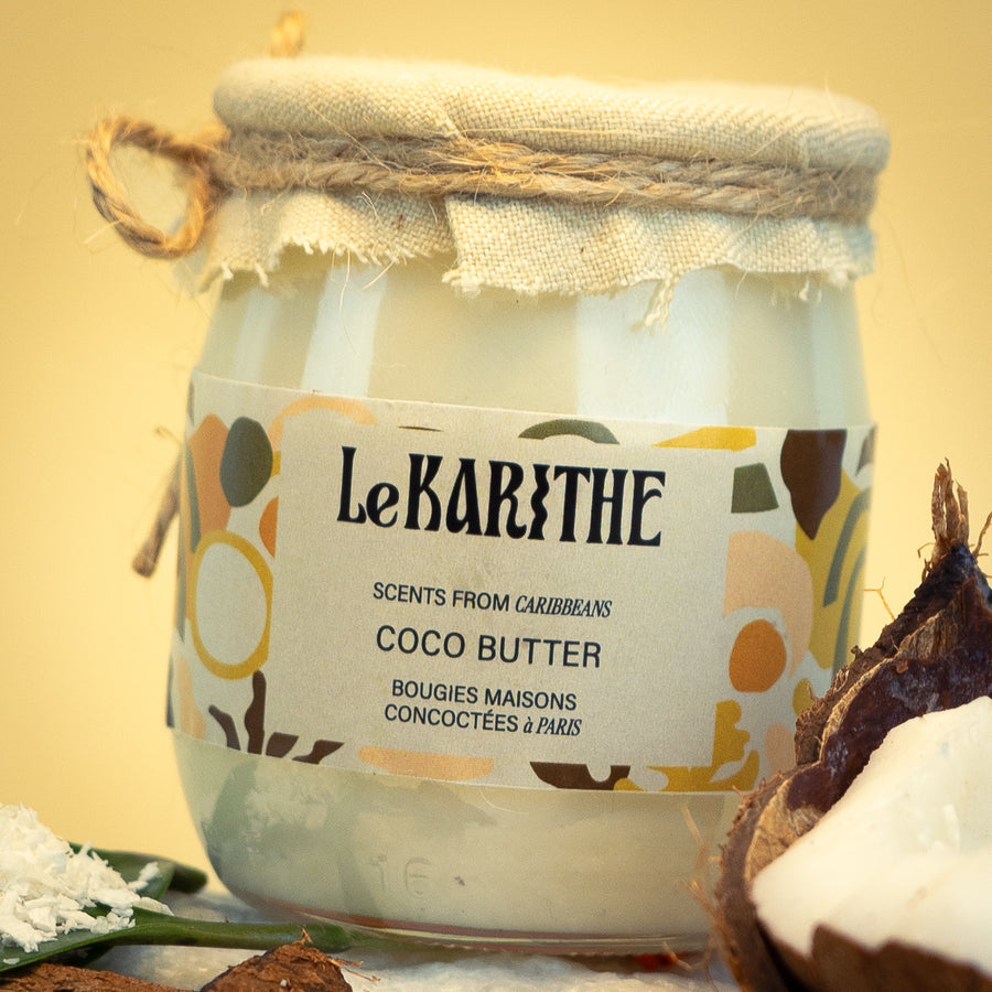 Bougies parfumées aux senteurs de beurre de noix de coco, aux ingrédients sains et simples, présentées sur fond crème.
