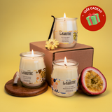 Pack de 3 bougies aux senteurs des caraïbes, qui comprend une bougie coco butter, 123 Soleil (vanille ylang ylang) et passion et mangue. Le pack est présentée sur un fond jaune
